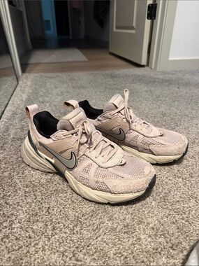 Nike Women’s Blush Pink Athletic Running Shoes with Silver Swoosh